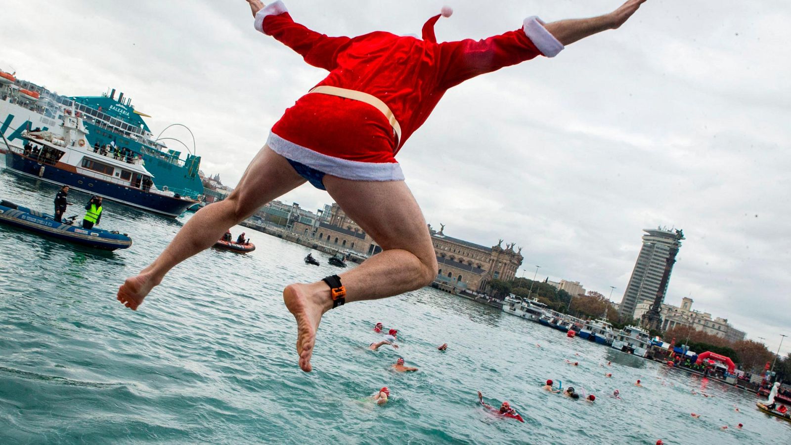 Natación en Barcelona y Gijón y bicis sin cadena en Segovia, clásicos de la Navidad | Ver