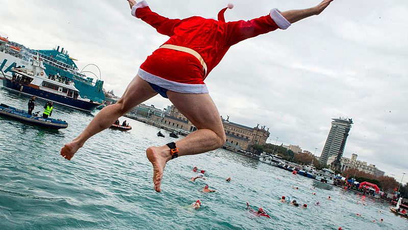 Natación en Barcelona y Gijón y bicis sin cadena en Segovia, clásicos de la Navidad | Ver