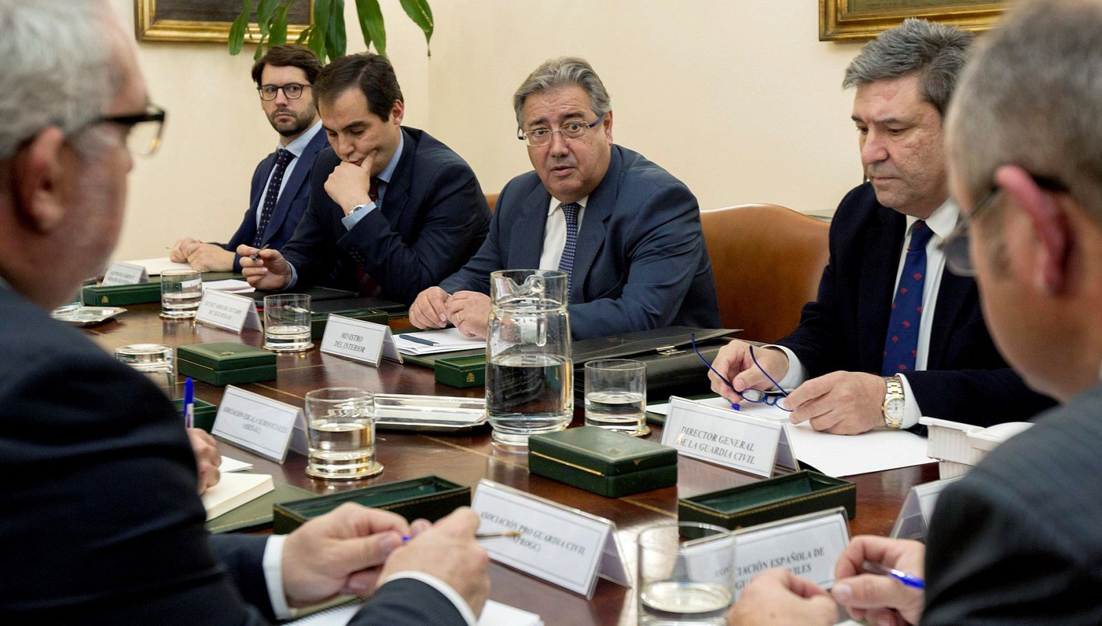 Zoido estudia con Policía y Guardia Civil la equiparación de salarios con las policías autonómicas