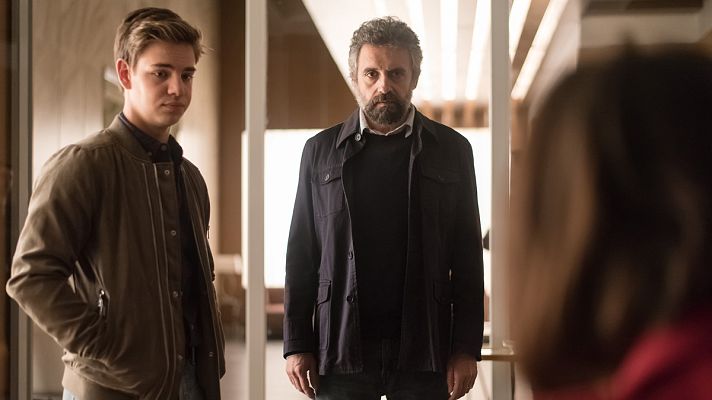 Traición - Julián dice ser policía...