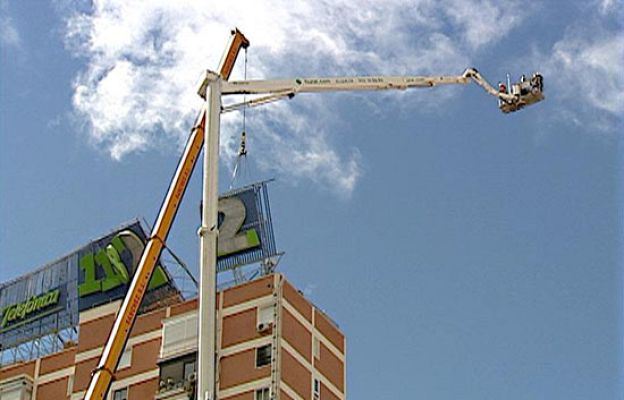  - Retiran el cartel abatido en Madrid