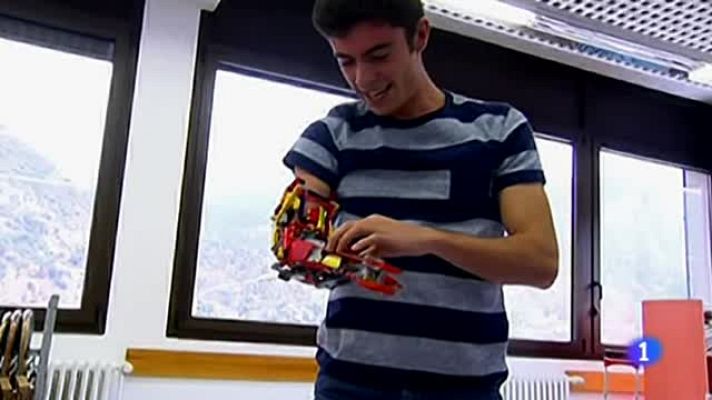 Telediario 1 - Un joven se construye una prótesis para su antebrazo con piezas de Lego