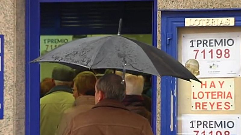 Largas colas para comprar lotería en el pueblo lucense donde cayó el Gordo de Navidad