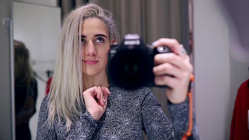 Campanadas 2018 - Happy New Playz - Bannanitas en busca del outfit perfecto para dar las campanadas