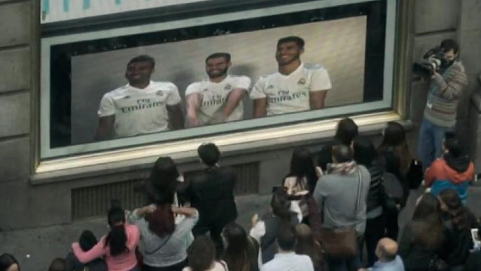 Nacho, Asensio y Casemiro dan una sorpresa navideña en plena Gran Vía | Ver
