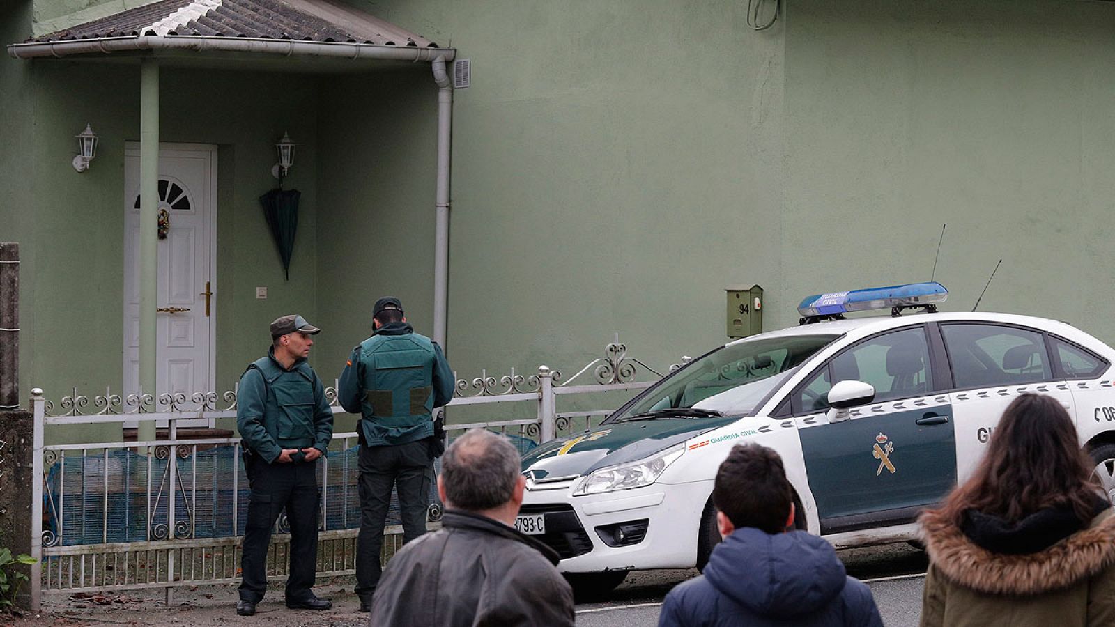 Agentes de la Guardia Civil registran en Rianxo la vivienda del hombre detenido por un intento de secuestro