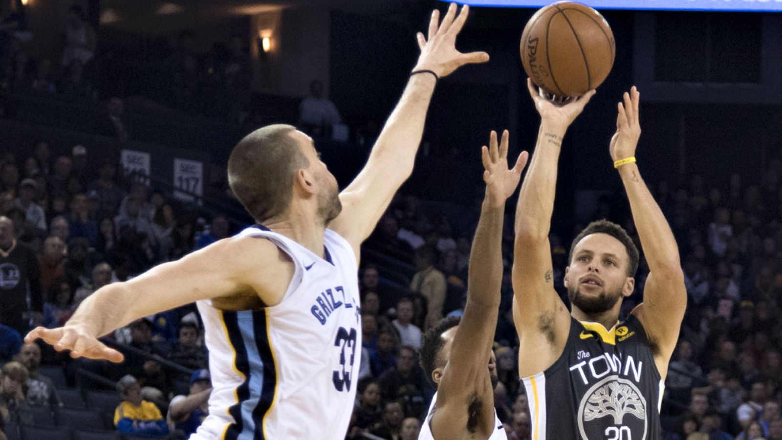 Los 27 puntos de Marc Gasol no han impedido una nueva derrota de Memphis Grizzlies ante los poderosos Golden State Warriors en un partido convertido en festival ofensivo (141-128), mientras que Ricky Rubio le ha ganado el duelo de bases españoles a J