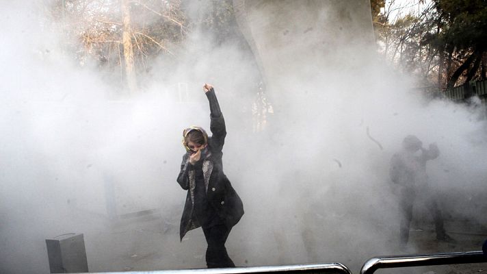 Telediario 1 - Irán bloquea el acceso a redes sociales y servicios de mensajería por las protestas