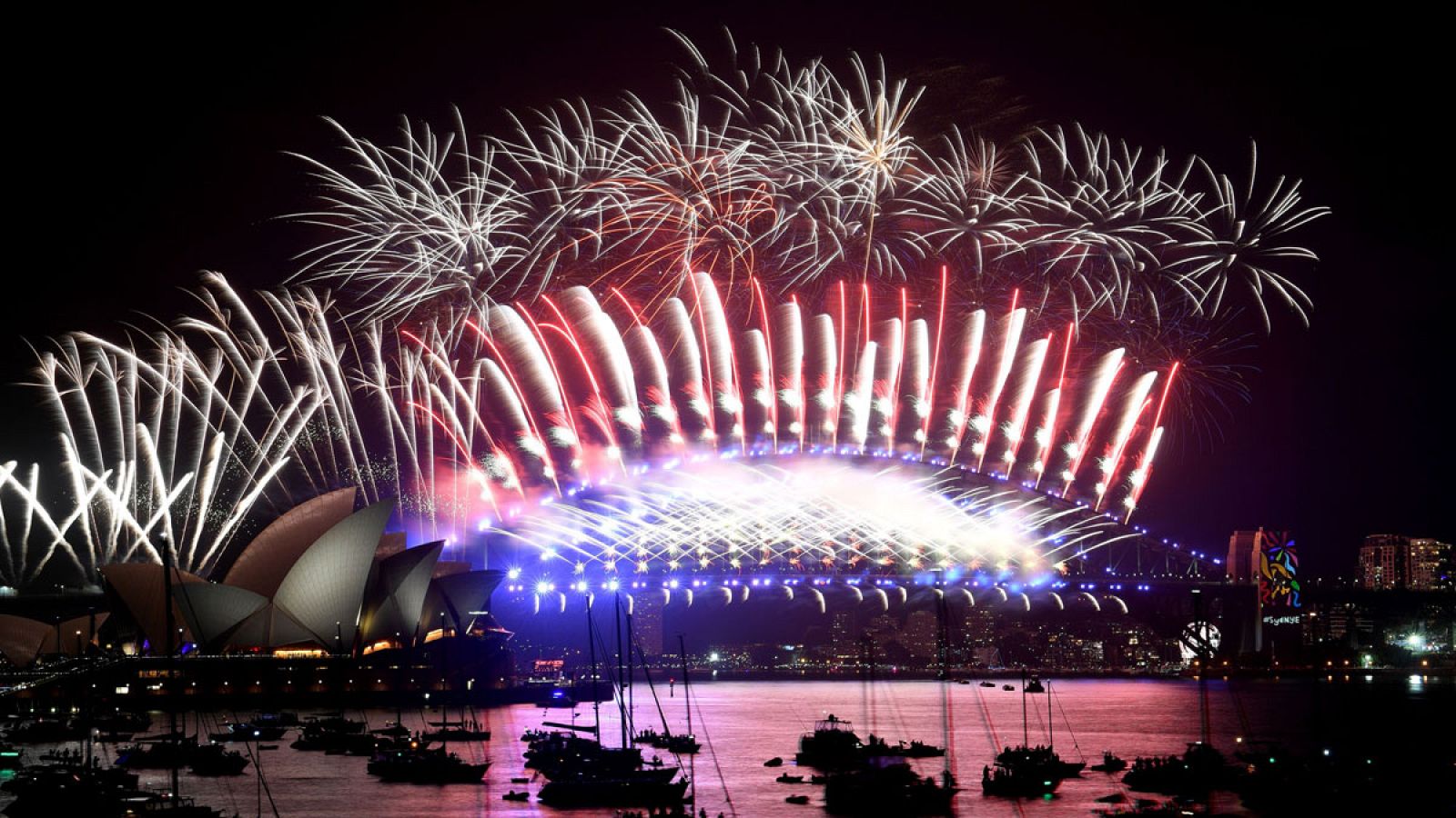 El mundo comienza a dar la bienvenida al año 2018 | Ver