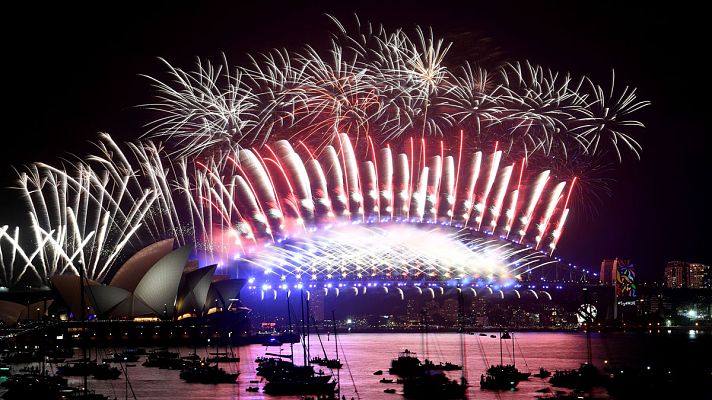 Telediario 1 - El mundo comienza a dar la bienvenida al año 2018