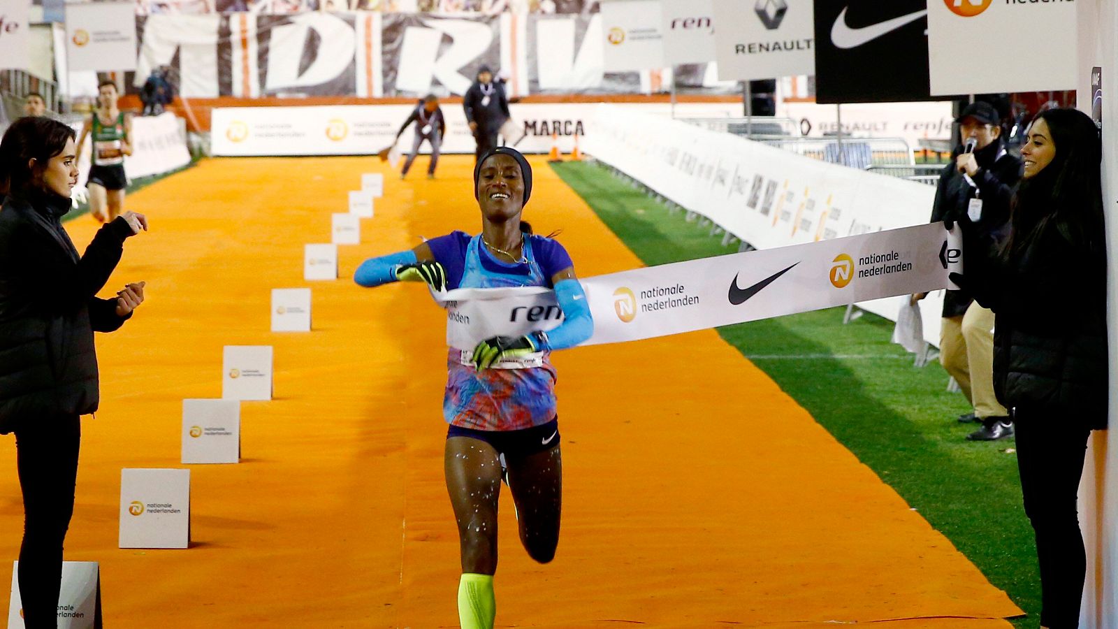 Gelete Burka se queda sin récord por culpa de una moto