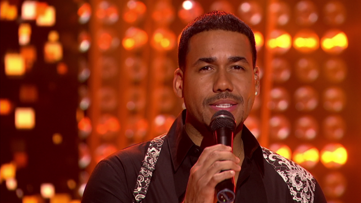 Especiales de Navidad - Romeo Santos canta 'Imitadora'