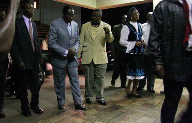 Mugabe visita a Tsvangirai en el hospital