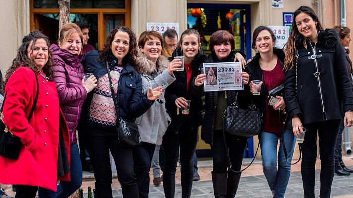 Telediario 1 - El tercer premio, el 23.282, lleva la suerte a Yecla, Murcia