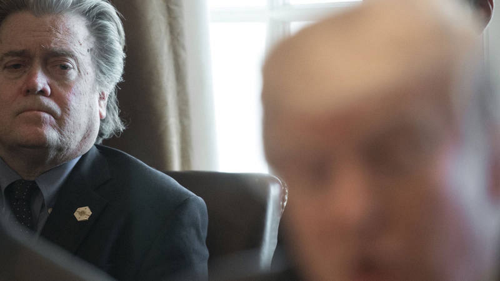 El presidente de Estados Unidos ha acusado de "mentiroso" a su antiguo asesor Steve Bannon