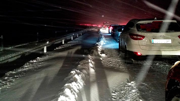 Informativo 24h - Sara Ramos (TVE), en la AP-6: "Desde las 19:00 no ha pasado ni un quitanieves ni ha venido ni un servicio de emergencias"
