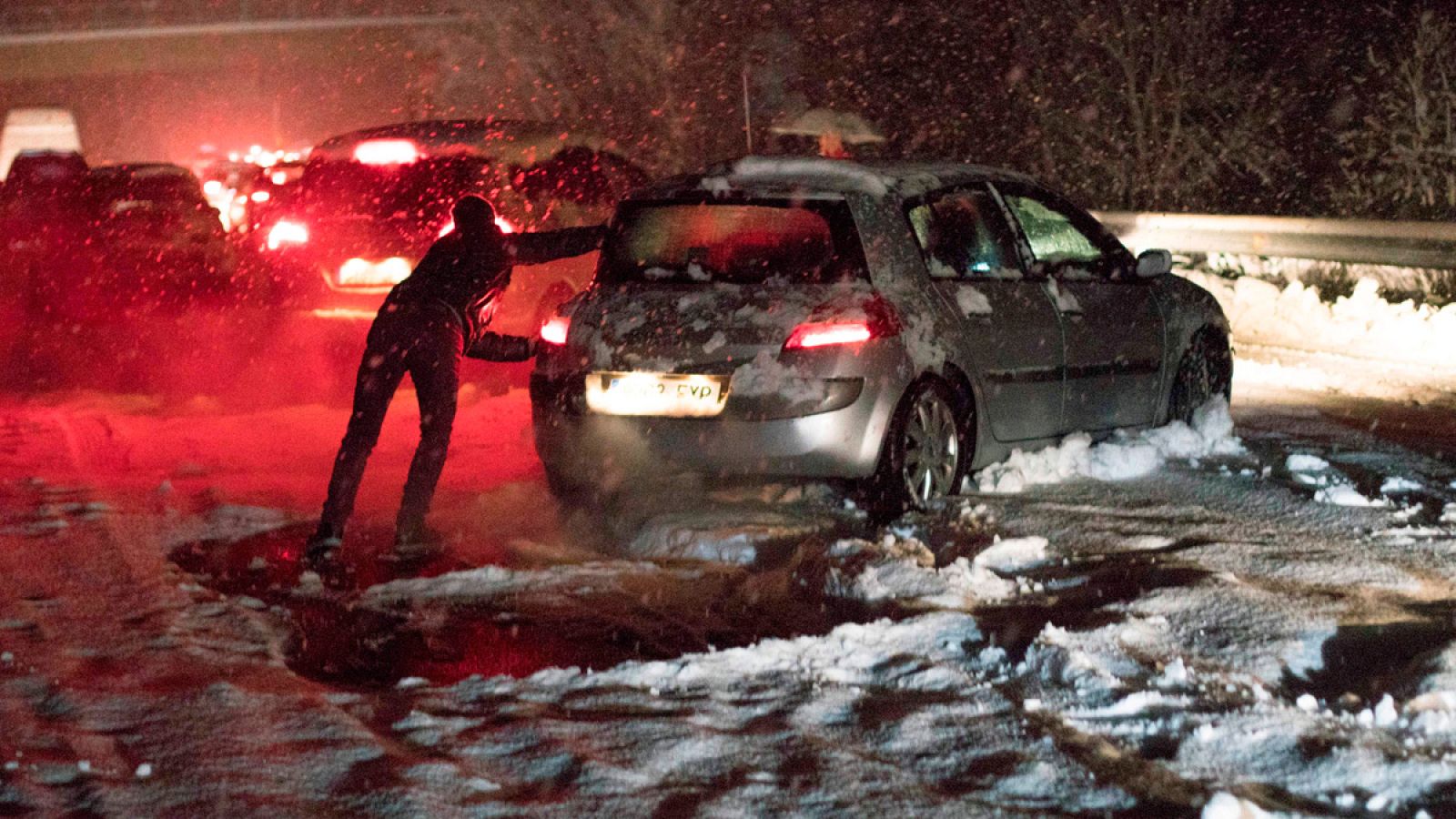 Cientos de personas atrapadas en las carreteras españolas por la nieve