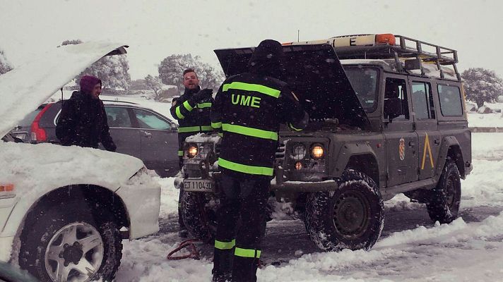 Informativo 24h - Un bar de la AP-6 atiende a los atrapados: "La gente está muy cabreada, hay bebés, diabéticos sin insulina y no nos dicen nada"