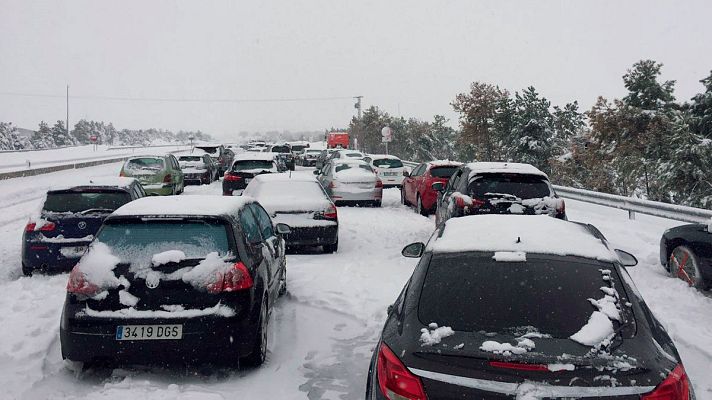 Informativo 24h - Una mujer atrapada por la nieve en la AP-6: "Llamamos a Tráfico y nos dijeron que se podía pasar"