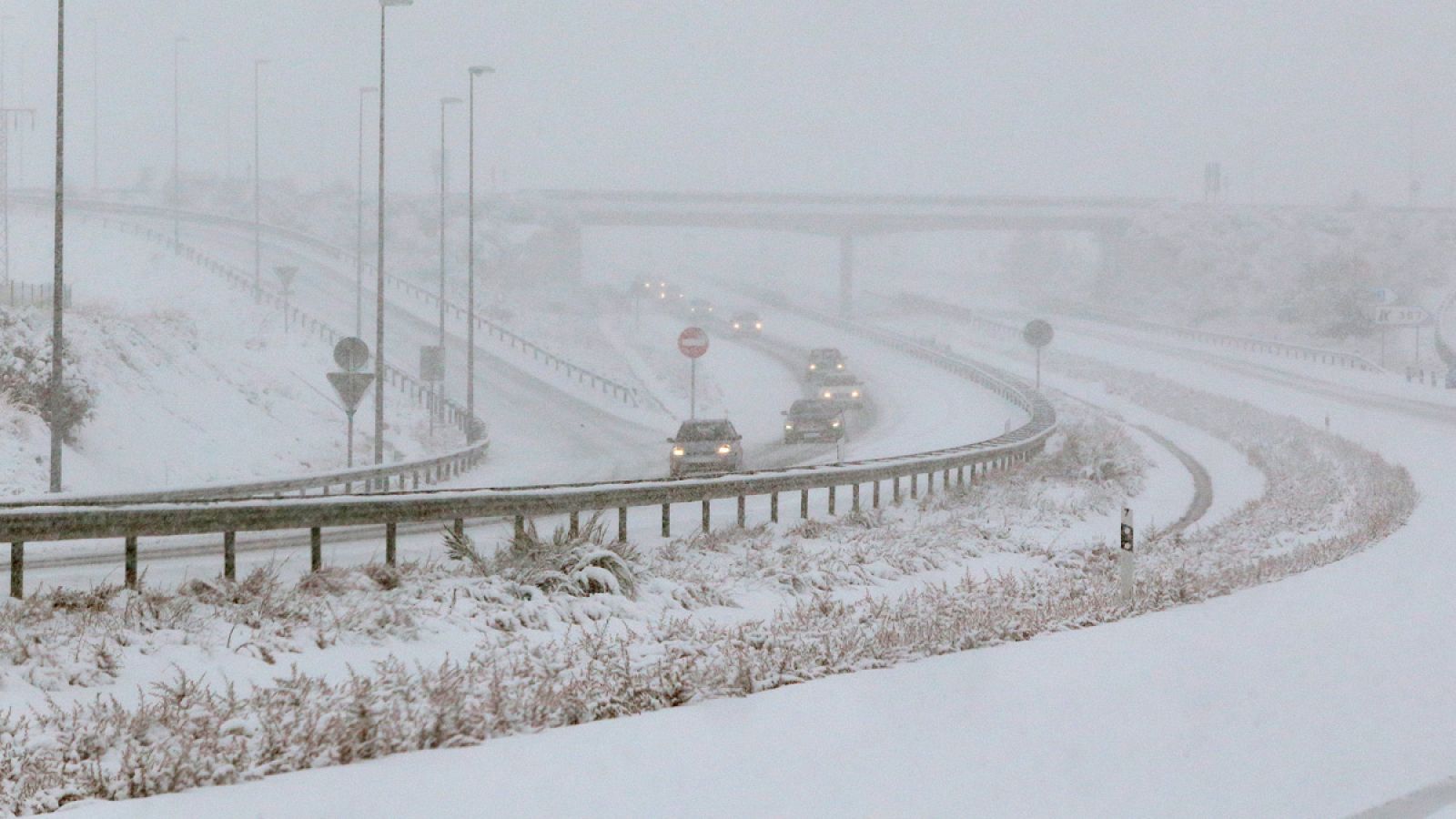 Los atrapados en la AP-6: "La DGT nos dijo que iba a ser tráfico lento y con mucha precaución, pero hubo un atasco"