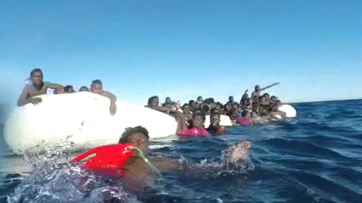 Informativo 24h - Mueren ocho inmigrantes y rescatan a 84 que llevaban horas en una barca neumática frente a las costas de Libia