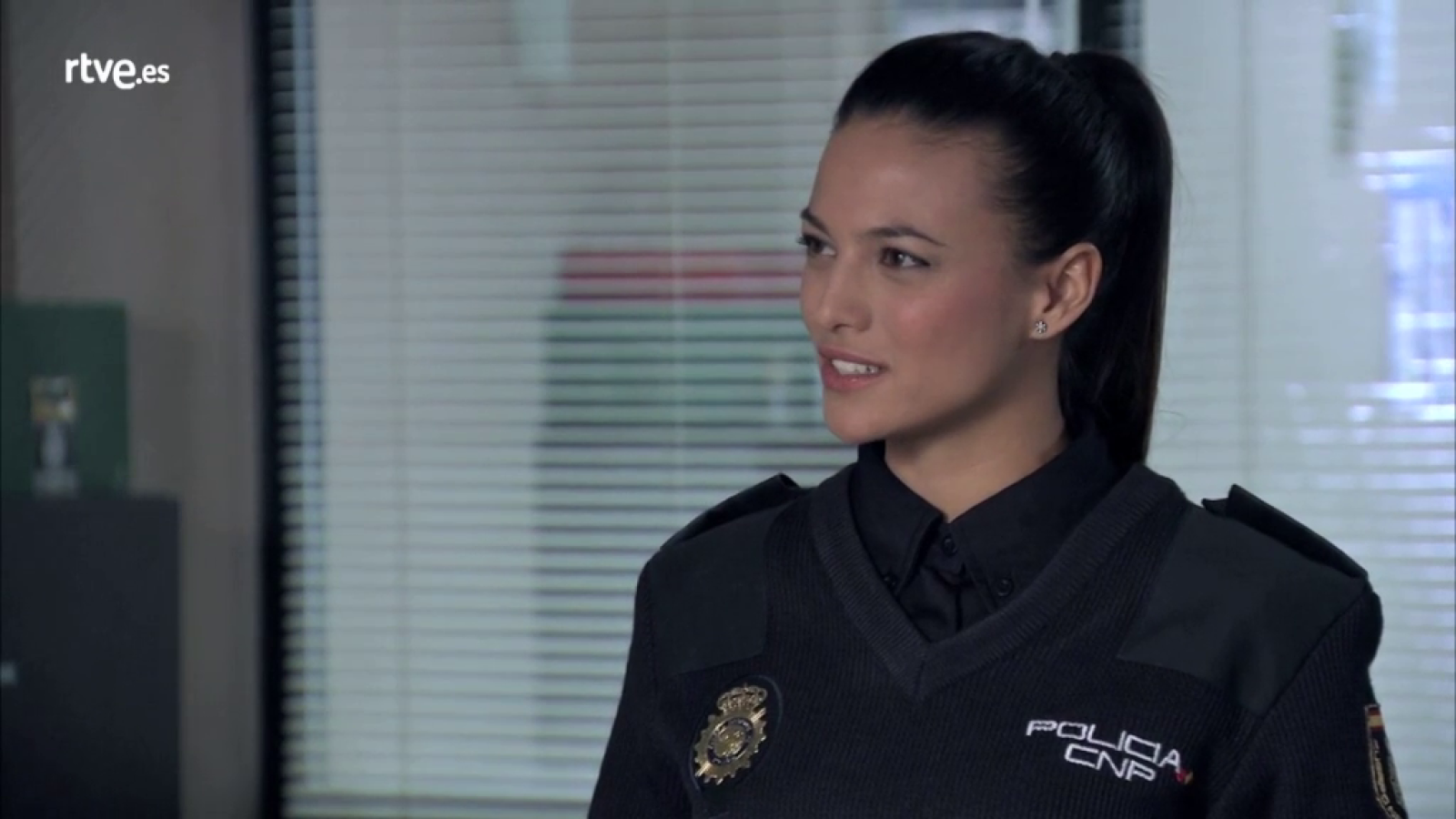 Servir y Proteger - Lola malinterpreta las palabras de Bremón