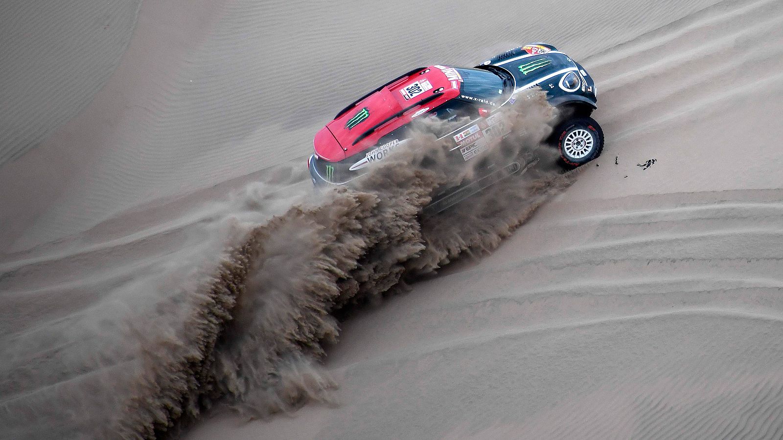 El piloto español de Mini 'Nani' Roma ha tenido que abandonar el rally Dakar 2018 tras sufrir un aparatoso accidente en las cercanías de la meta de la tercera etapa.