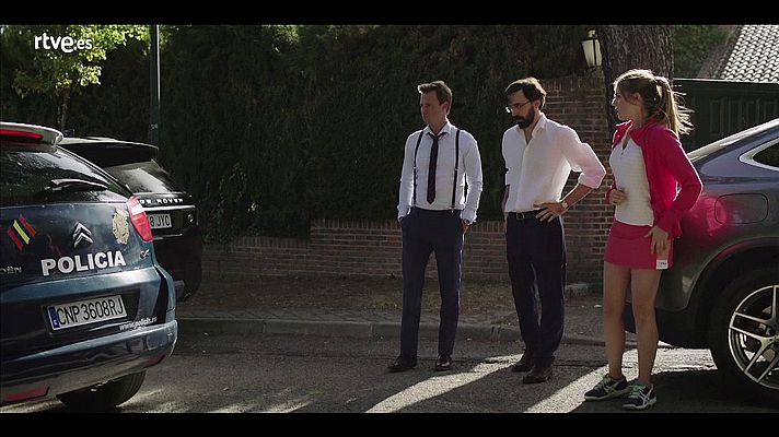 Traición - La policía se cree que la sangre del suelo es del gato