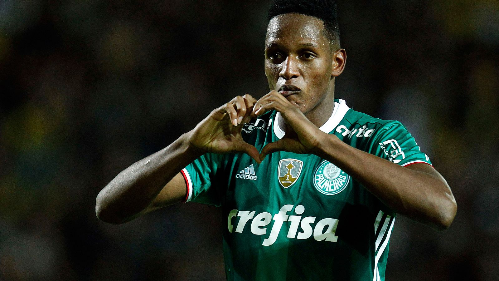 El futbolista colombiano del Palmeiras, que llega al Barcelona para reforzar la defensa, es el segundo fichaje culé en el mercado de invierno, tras Coutinho.