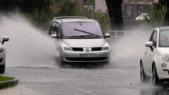  - Los Bomberos rescatan a varios automovilistas atrapados en balsas de agua en Bizkaia