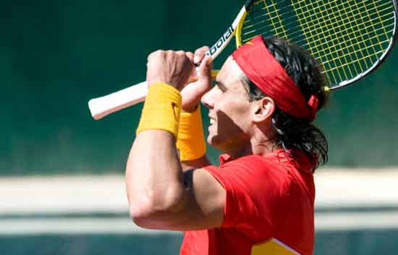 Nadal da el pase a España