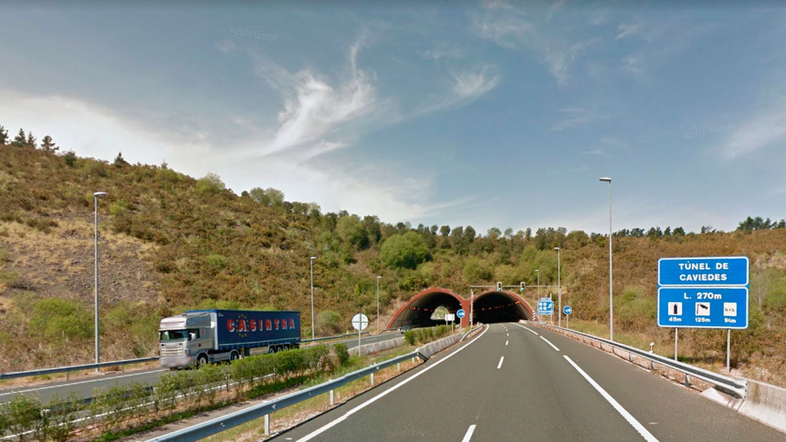 Mueren tres personas tras chocar un coche con un turismo que circulaba en dirección contraria en la A-8