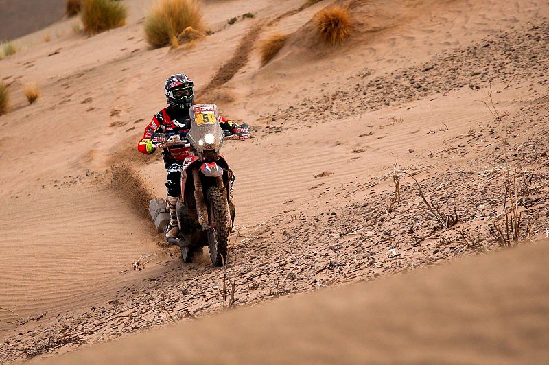 A Barreda le pasa factura la rodilla y baja al quinto puesto tras la etapa 8