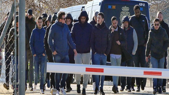 Telediario 1 - Hinchas radicales del Sevilla acuden al entrenamiento para pedir explicaciones