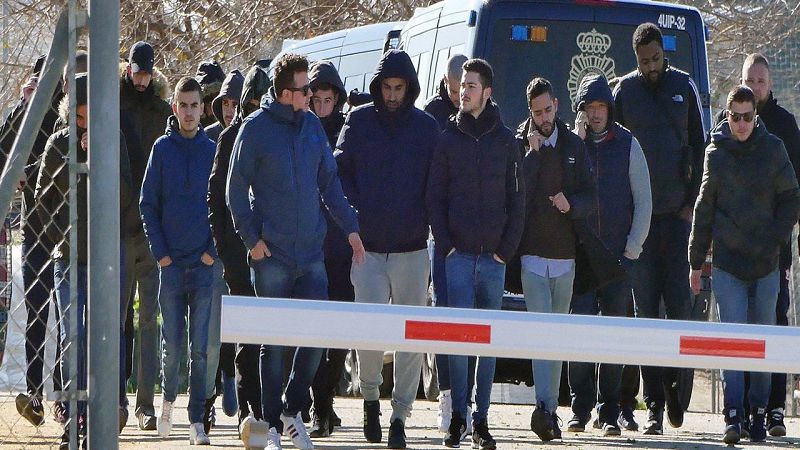 Hinchas radicales del Sevilla acuden al entrenamiento para pedir explicaciones | Ver