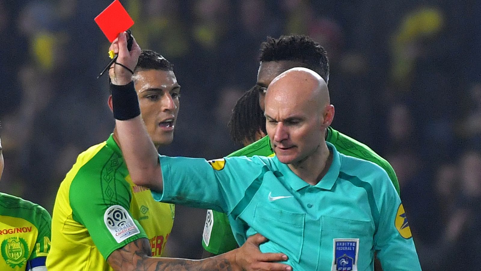 Suspendido un árbitro francés por golpear a un futbolista y después expulsarle