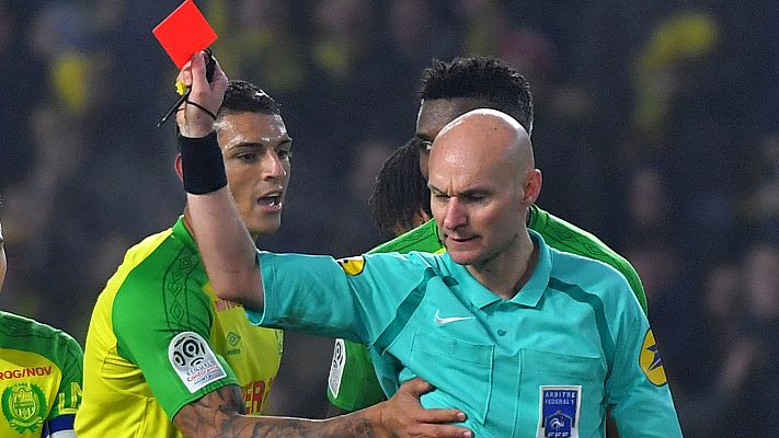 Telediario 1 - Suspendido un árbitro francés por golpear a un futbolista y después expulsarle