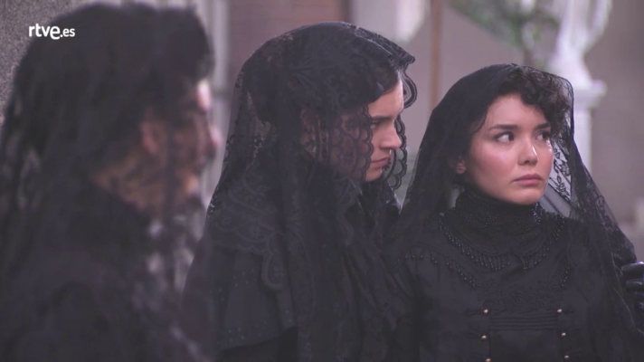 Acacias 38 - Los vecinos acuden al funeral de Olga