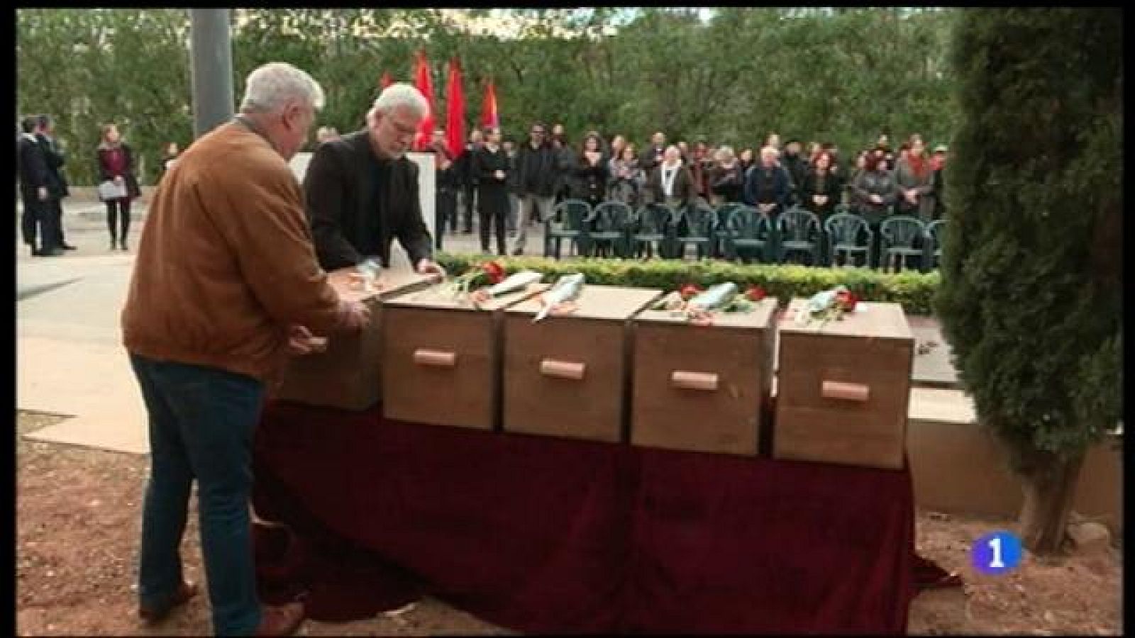 Els familiars de les 14 víctimes de la Guerra Civil recuperen les restes dels seus parents.