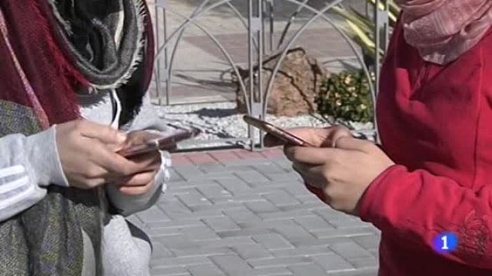 Telediario 1 - El 70% de los adolescentes con tan solo 12 años ya tienen téfono móvil y acceso ilimitado a Internet
