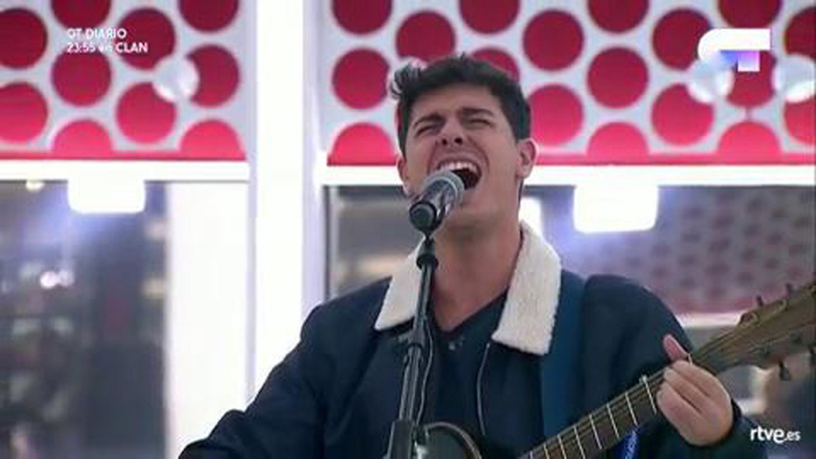 Alfred canta 'Maldita dulzura' en el primer pase de micros