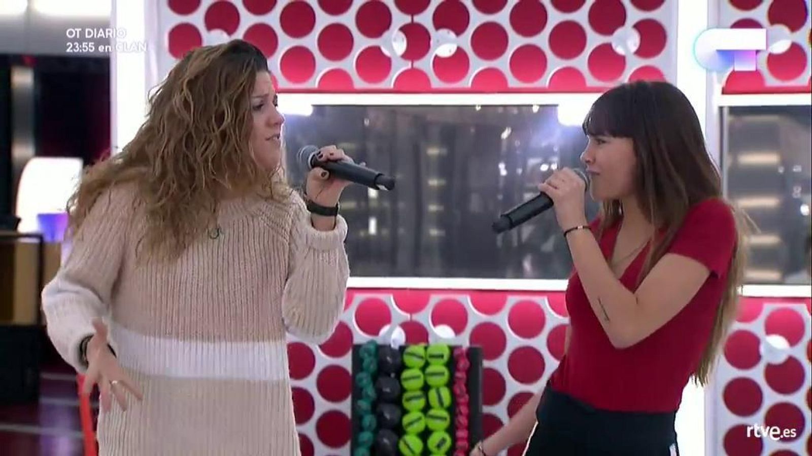 Operación Triunfo - Miriam y Aitana cantan 'Valerie' en el primer pase de micros