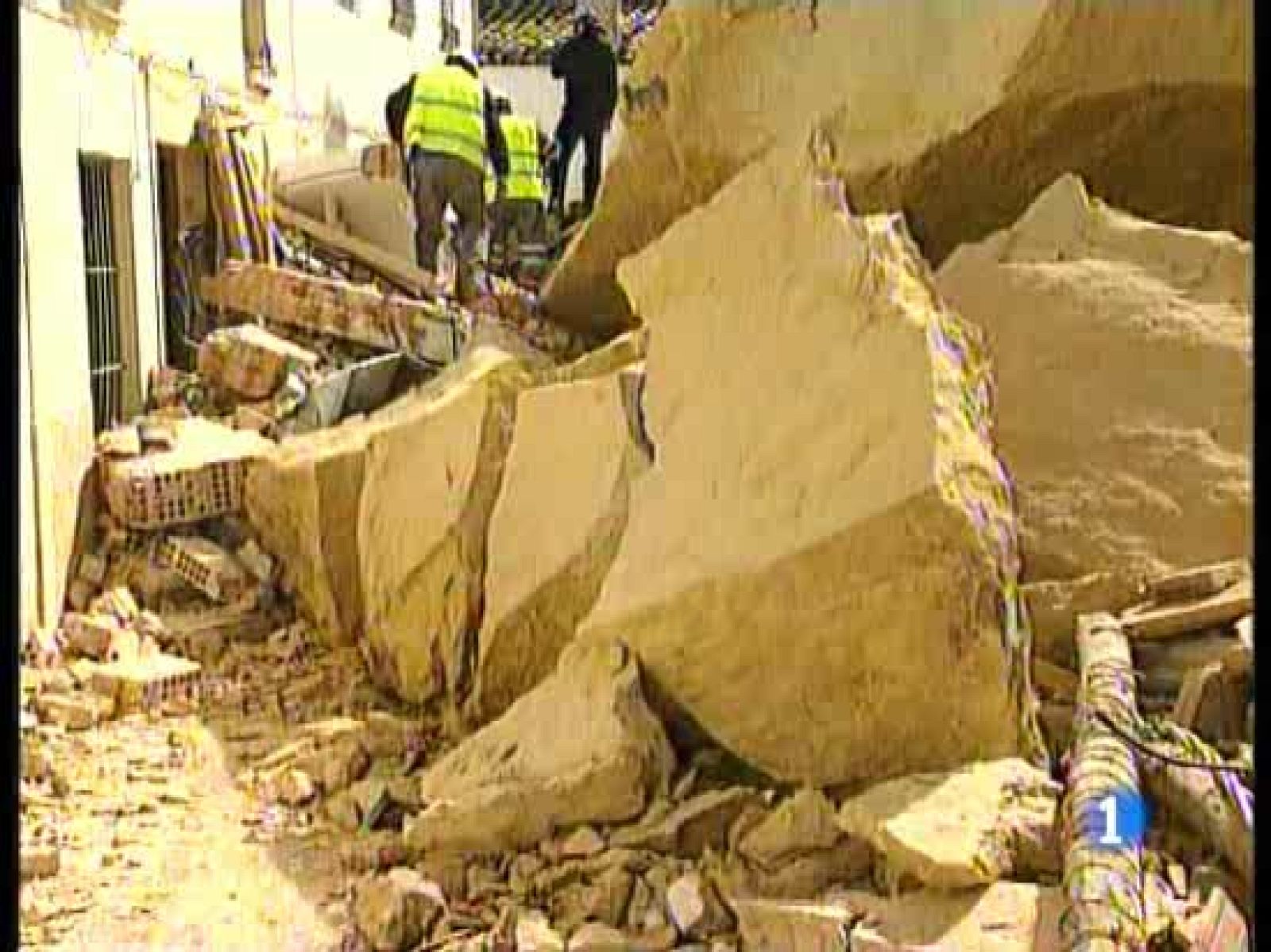 En Jaén, dos rocas de más de 50 toneladas han caido sobre unas casas | Ver