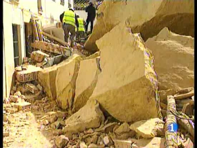 En Jaén, dos rocas de más de 50 toneladas han caido sobre unas casas | Ver