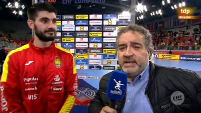 La selecci�n espa�ola de balonmano dio un nuevo paso hacia las semifinales del Europeo de Croacia, tras golear este domingo por 20-31 a Macedonia, en un encuentro en el que el conjunto espa�ol, liderado por un extraordinario Gonzalo P�rez de Vargas,