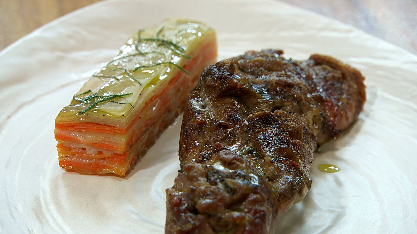 Torres en la cocina - Espalda de cabrito con milhojas de patata