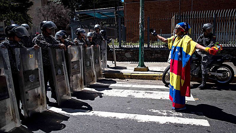Las fuerzas de seguridad dispersan una marcha en Venezuela que homenajeaba al expolicía Óscar Pérez