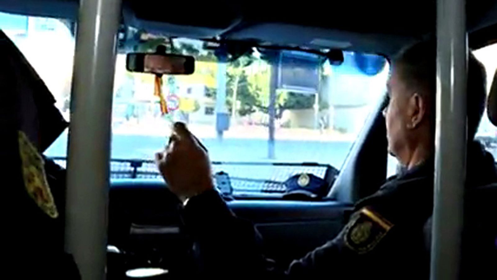 Una cámara de TVE ha estado con la Policía de Sevilla durante los trabajos de prevención antes del partido de Copa del Rey.