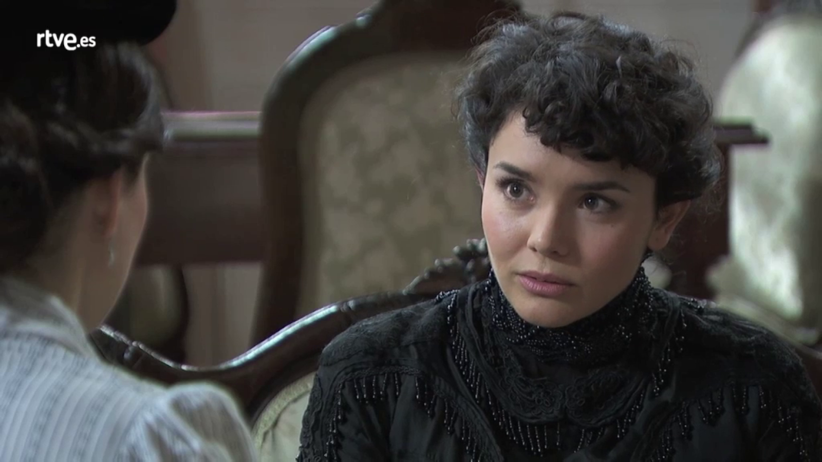 Acacias 38 - Blanca pide ayuda a Leonor con un mensaje misterioso