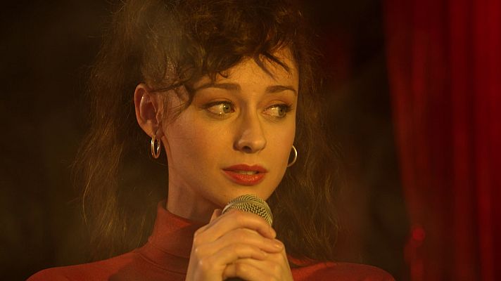 Cuéntame cómo pasó - Karina canta 'Como yo te amo'